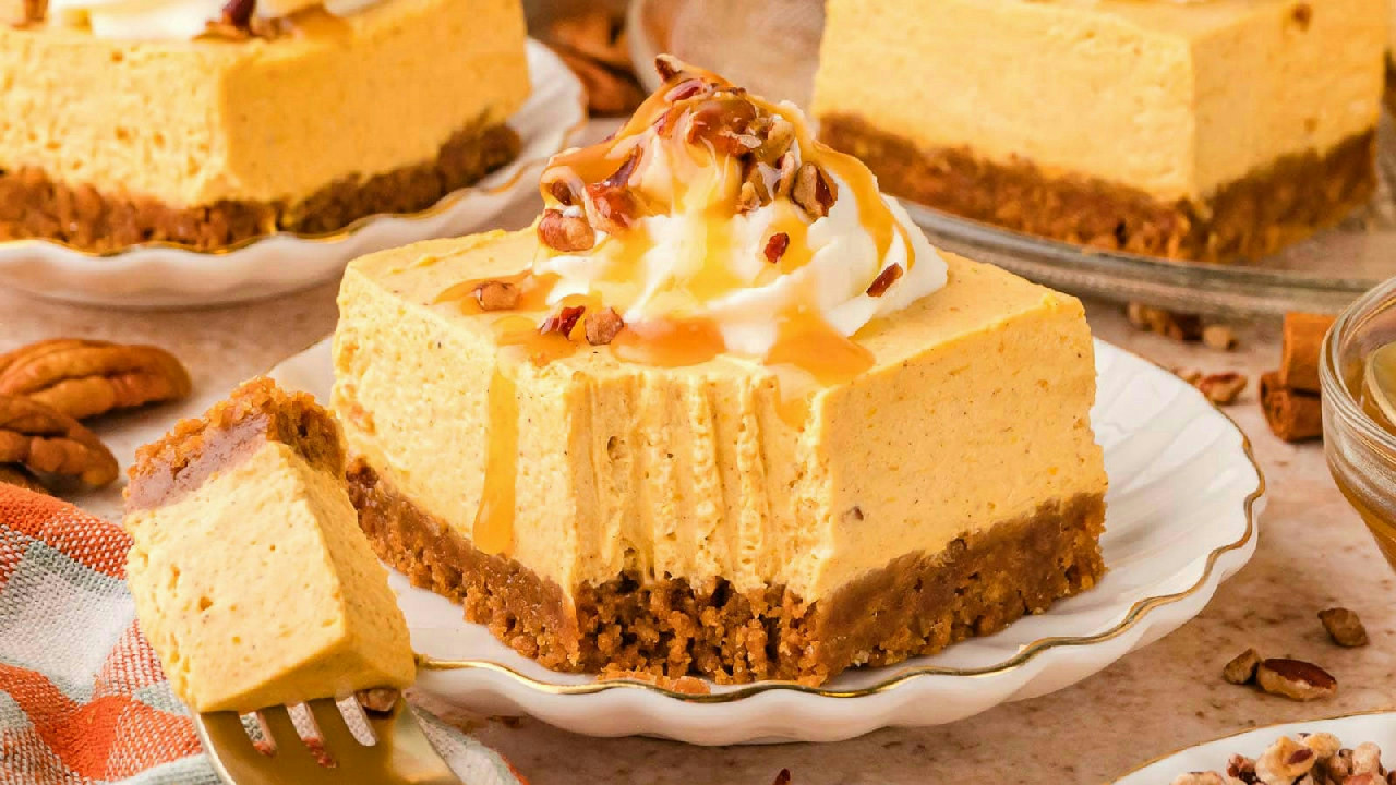 No-Bake Pumpkin Cheesecake Bars. (Easy Fall Dessert)