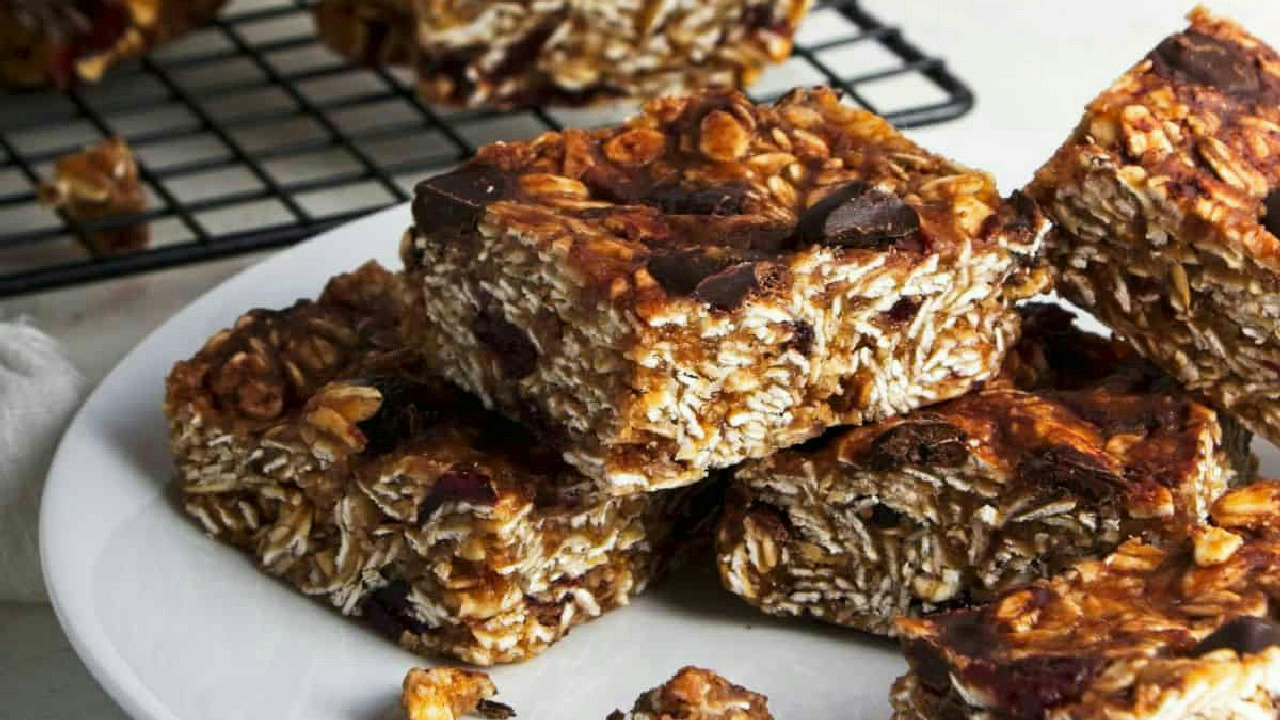 No Bake Chocolate Chip Oat Bars (Vegan)