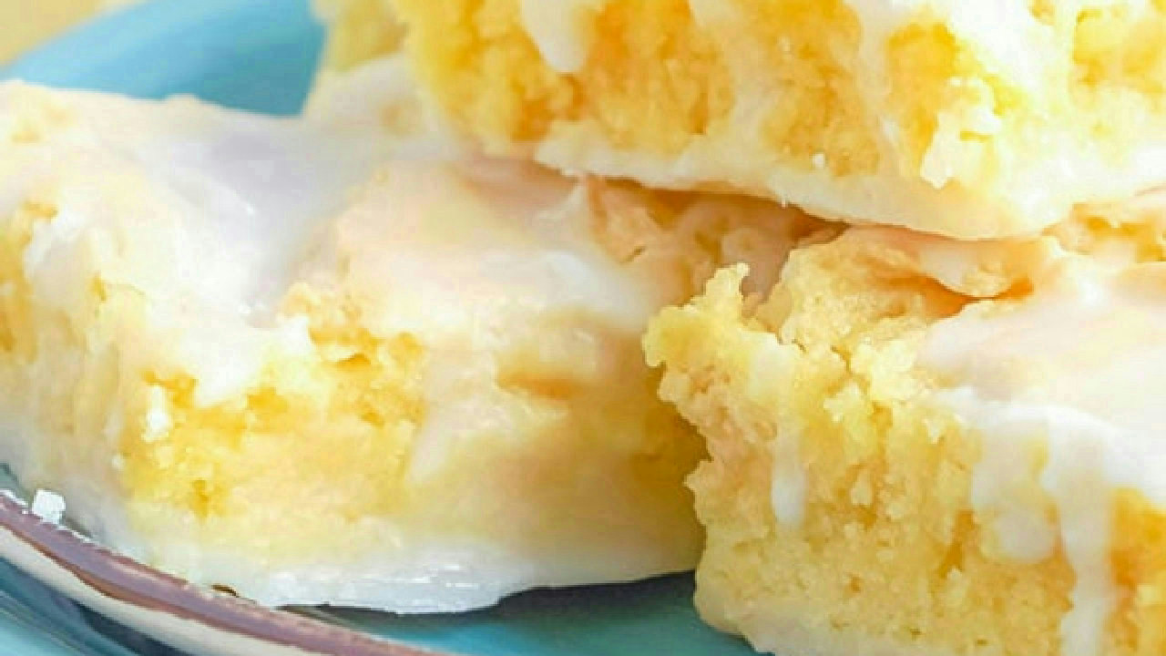 Best Lemon Brownies Recipe (With Lemony Glaze)