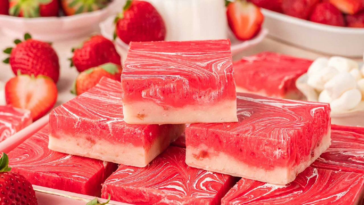 Strawberries and Cream Fudge – Easy No