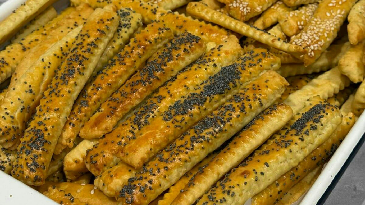 Cheesy Breadsticks Recipe (Saratele)