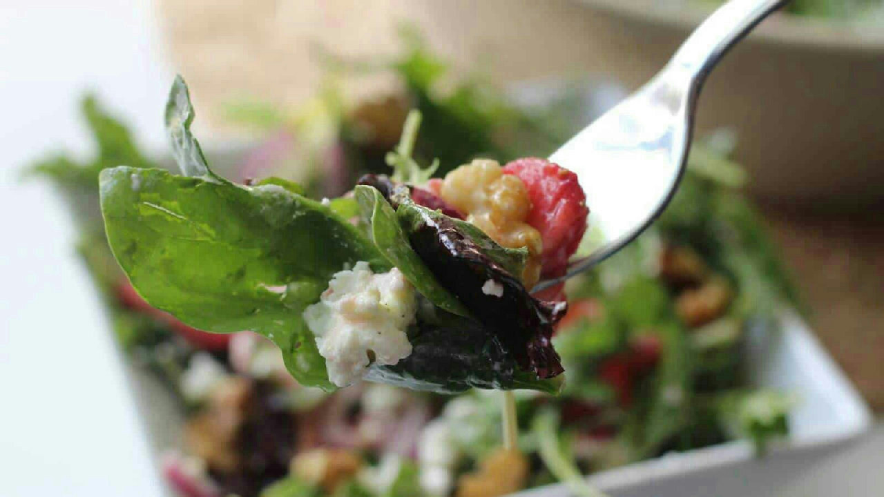 Spinach Strawberry Walnut Salad
