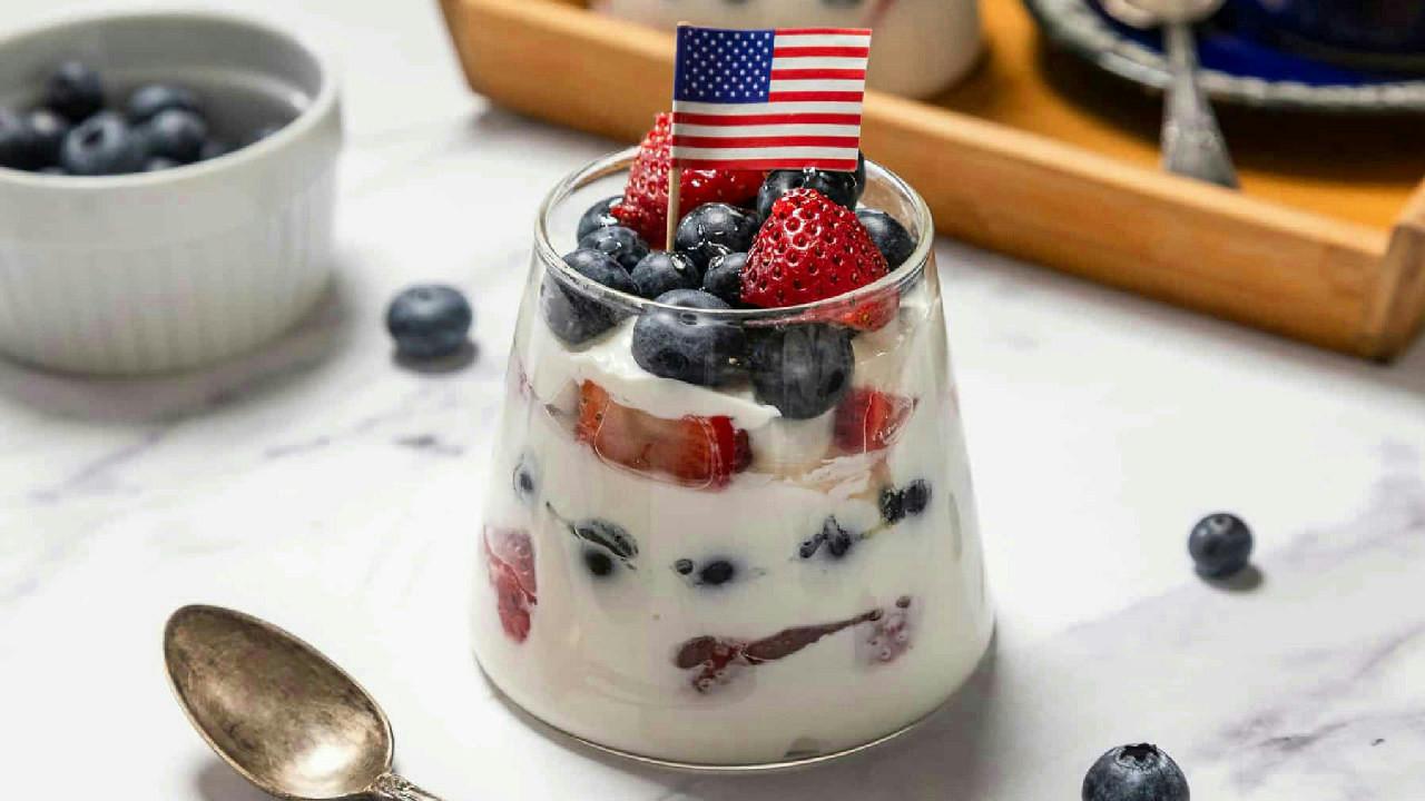 Easy berry yogurt parfait recipe!