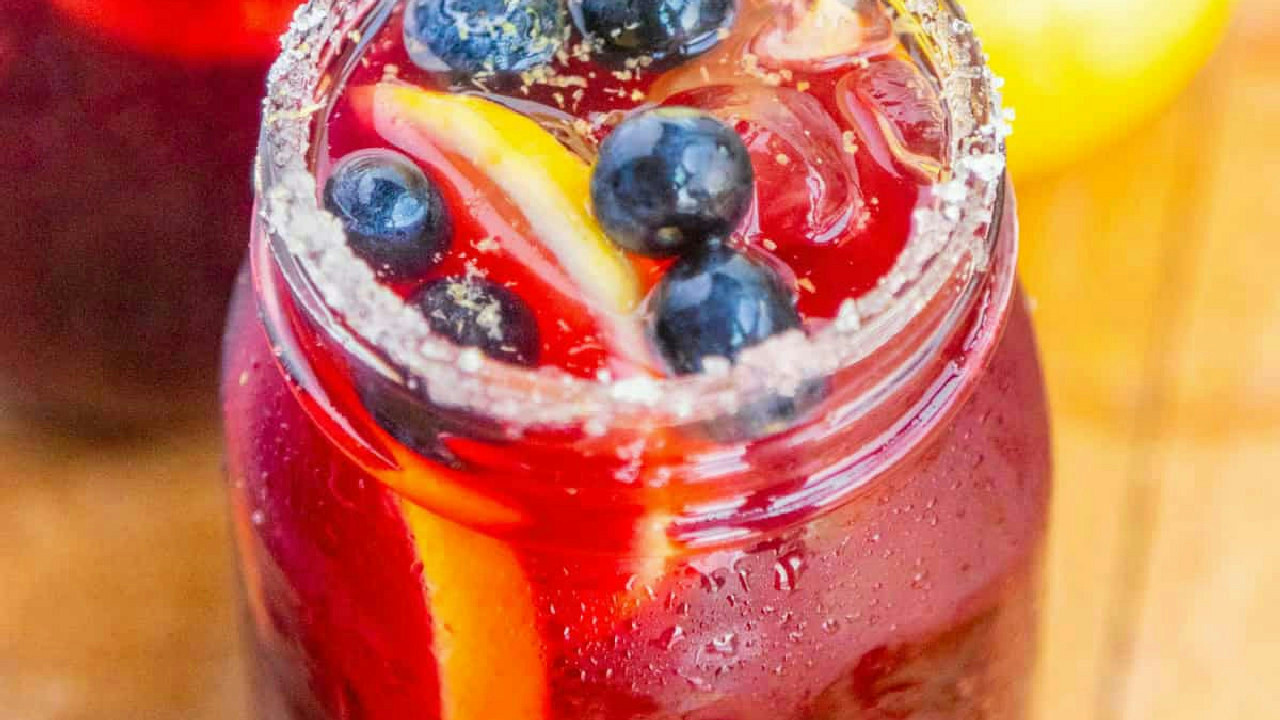 Summer Blueberry Lemonade Recipe (10 Minutes + Naturally Sweetened)