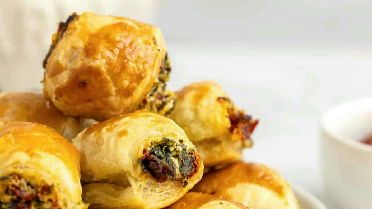 Sun-Dried Tomato and Spinach Puff Pastry Bites