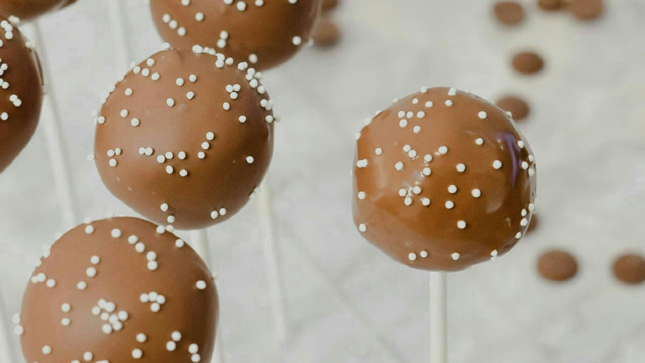 Best Chocolate Cake Pops (Starbucks Copycat) 