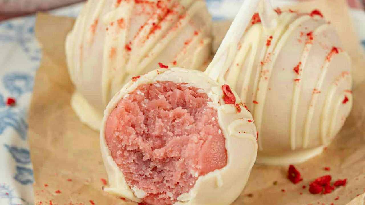 Easy Strawberry Cake Pops